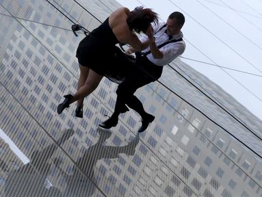 Penari beraksi melakukan tarian di dinding bangunan gedung di Manhattan borough New York (19/4). Aksi nekat ini merupakan bagian dari pembukaan toko "Hublot"di Fifth Avenue, Manhattan. (REUTERS/Andrew Kelly)