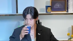 Dalam fotonya, Cha Eun Woo terlihat duduk santai sambil menikmati secangkir minuman hangat. Ada pula makanan ringan yang terletak di mejanya. (Foto: Instagram/ eunwo.o_c)