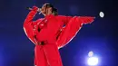 Rihanna tampil pada acara turun minum pertandingan sepak bola NFL Super Bowl 57 antara Kansas City Chiefs dan Philadelphia Eagles di Glendale, Arizona, Amerika Serikat, 12 Februari 2023. Setelah disibukkan dengan beragam aktivitas bisnis dunia kecantikan, Rihanna kembali menghentak panggung pertunjukan dengan tampil pada acara halftime show Super Bowl 2023. (AP Photo/Matt Slocum)
