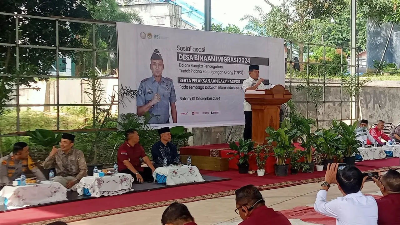 Dirjen Intelijen Imigrasi (RI) Irjen Pol Anom Wibowo (Kemeja Putih) dalam acara pembuatan paspor di Pondok Pesantren Abdu Dhohir, Sekupang Batam. (Foto: Liputan6.com/Ajang Nurdin)