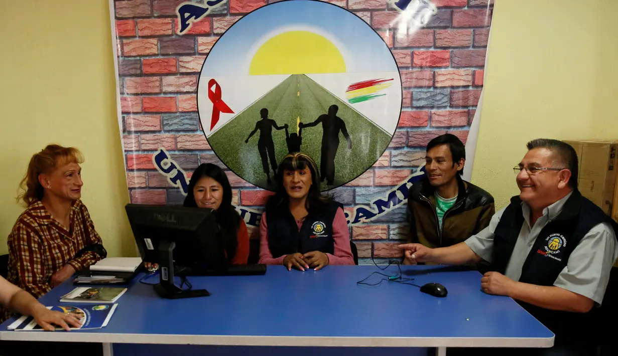 Pamela Valenzuela (tengah) berbagi cerita usai resmi mendapatkan KTP khusus , di La Paz, Kamis (8/9). Bolivia mengesahkan UU baru tentang warga transgender bisa mendapat kartu identitas dengan jenis kelamin sesuai asumsi mereka. (REUTERS/David Mercado)