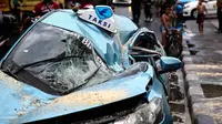 Pohon Tumbang Timpa Taksi di Jakarta Pusat, Sopir Selamat