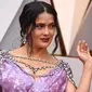 Aktris Salma Hayek berpose untuk fotografer setibanya di karpet merah ajang Piala Oscar 2018 atau Academy Award ke-90 di Dolby Theatre, Los Angeles, Minggu (4/3). Penampilan Salma Hayek di karpet merah terlihat super glamor. (Jordan Strauss/Invision/AP)