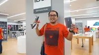 Pembeli iPhone 8 Plus pertama di iBox, Jakarta, Jumat (22/12/2017). Liputan6.com/ Agustin Setyo Wardani