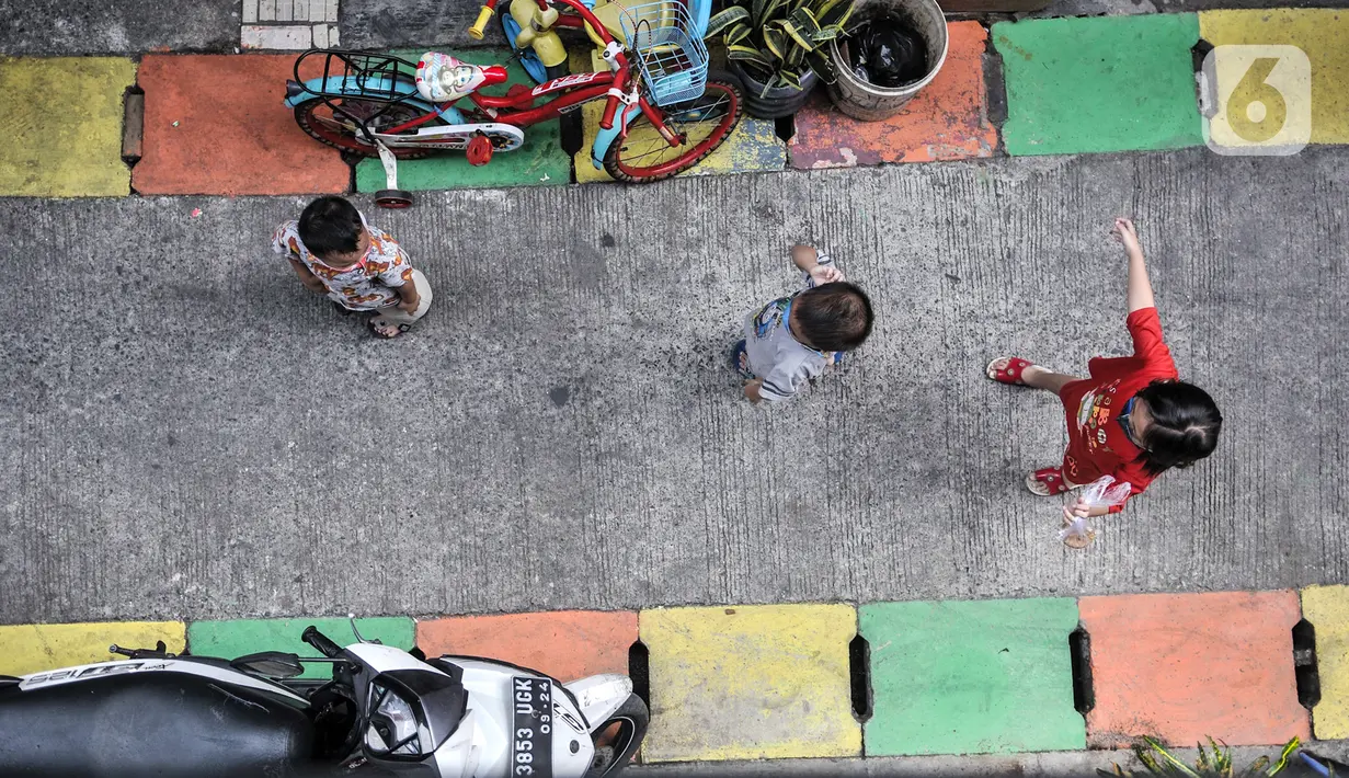Anak-anak bermain di Gang A, RT 10/11, Pademangan Timur, Jakarta, Rabu (5/8/2020). Tujuan menghias gang tersebut untuk memperindah lingkungan serta menyemarakkan perayaan HUT ke-75 RI. (merdeka.com/Iqbal S. Nugroho)