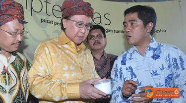 Citizen6, Sumenep: MKP Sharif C Sutardjo mengamati garam produksi rakyat Sumenep di dampingi Budi Sulistio dan Bupati Sumenep. (Pengirim: Efrimal Bahri)