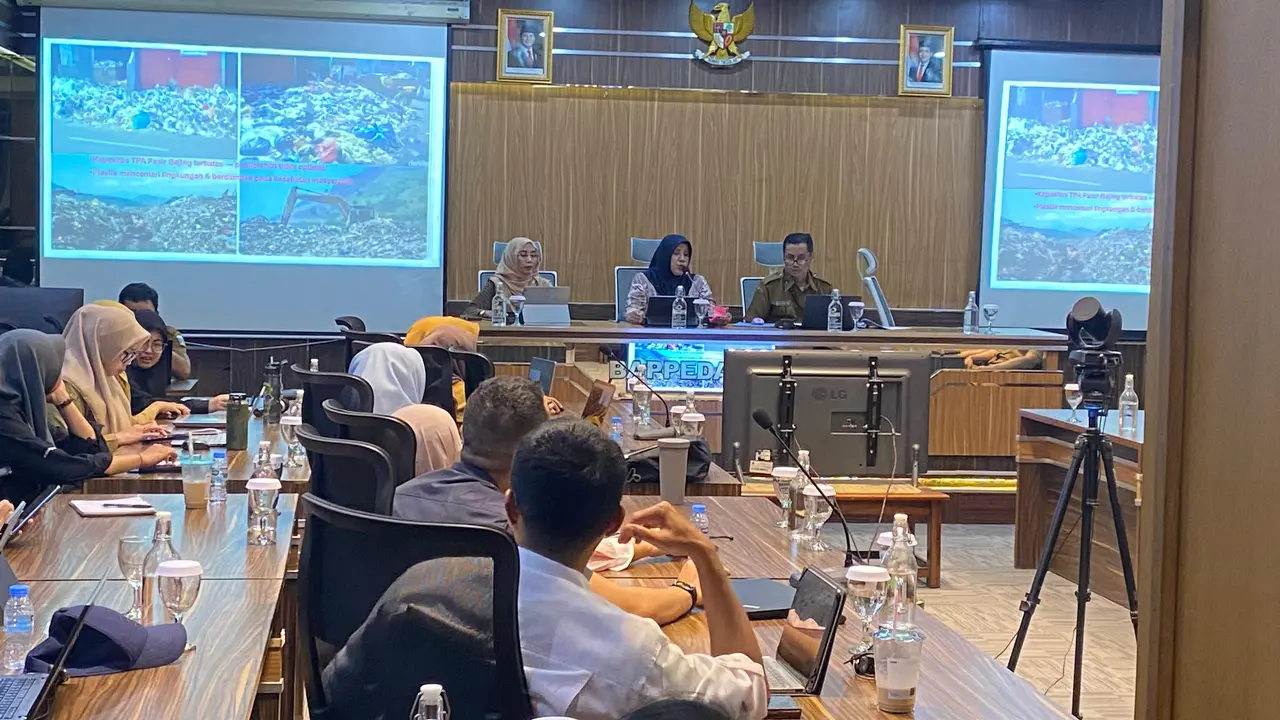 Pemda Garut, Jawa Barat, terus mematangkan rencana peningkatan penggunaan bahan aspal plastik, dalam mendukung efisiensi anggaran, menekan sampah hingga menghasilkan jalanan yang ramah lingkungan. (Liputan6.com)