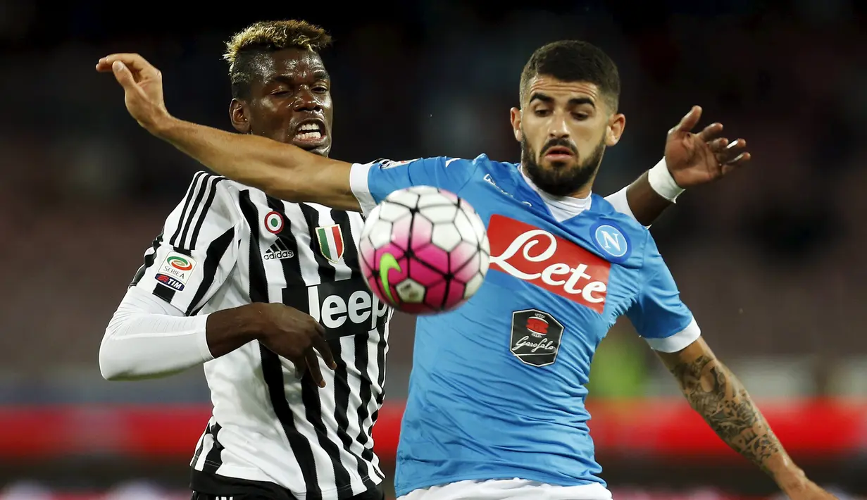 Gelandang Juventus, Paul Pogba (kiri) berusaha merebut bola dari bek Napoli, Elseid Hysaj pada lanjutan liga Italia di Stadion San Paolo, Minggu (27/9/2015). Napoli menang atas Juventus dengan skor 2-1. (REUTERS/Ciro De Luca)