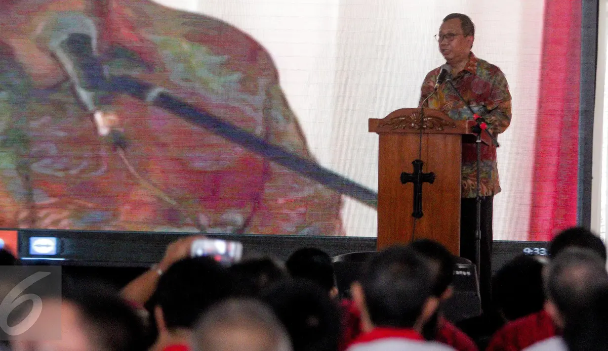 Sekretaris Jenderal Kementerian Hukum dan Hak Asasi Manusia Bambang Rantam Sariwanto memberi sambutan saat menghadiri peryaan paskah di Lapas Kelas 1 Cipinang, Jakarta, Minggu (23/4). (Liputan6.com/Faizal Fanani)