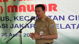 Gubernur DKI, Basuki 'Ahok' Tjahaja Purnama ketika menyampaikan pidato pada peresmian Ruang Publik Terpadu Ramah Anak (RPTRA) di Jalan Mawar RT 008 RW  RW 02, Kelurahan Lebak Bulus, Jakarta, Selasa (26/4). (Liputan6.com/Gempur M Surya)