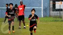 Legenda Manchester United Dwight Yorke memberikan arahan pada anak-anak SSB Asiop Apacinti yang mengikuti Training Camp Ayo Indonesia Bisa (Liputan6.com/Helmi Fithriansyah)