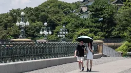 Lembaga penyiaran nasional Jepang memperingatkan para pemirsa bahwa panasnya suhu udara berada pada tingkat yang mengancam jiwa, karena suhu udara melonjak hingga hampir 40 derajat C (104 F) di beberapa tempat, termasuk ibu kota Tokyo. (Richard A. Brooks / AFP)