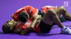 Petenis meja Indonesia, David Jacobs bersama pelatih merayakan kemenangan atas wakil China Liao Han di cabang para tenis meja TT10 Asian Para Games 2018, Jakarta, Selasa (9/10). David menang dengan skor 3-1. (Bola.com/Vitalis Yogi Trisna)
