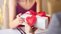 30 Ide Kado Valentine untuk Pacar yang Romantis, Unik, dan Berkesan
