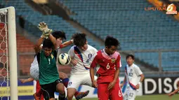 Penjaga Gawang Laos, Bounpaseuth Niphavong (nomor 1) harus berjuang keras menahan gempuran serangan pemain Korea Selatan (Liputan6/ Helmi Fithriansyah)