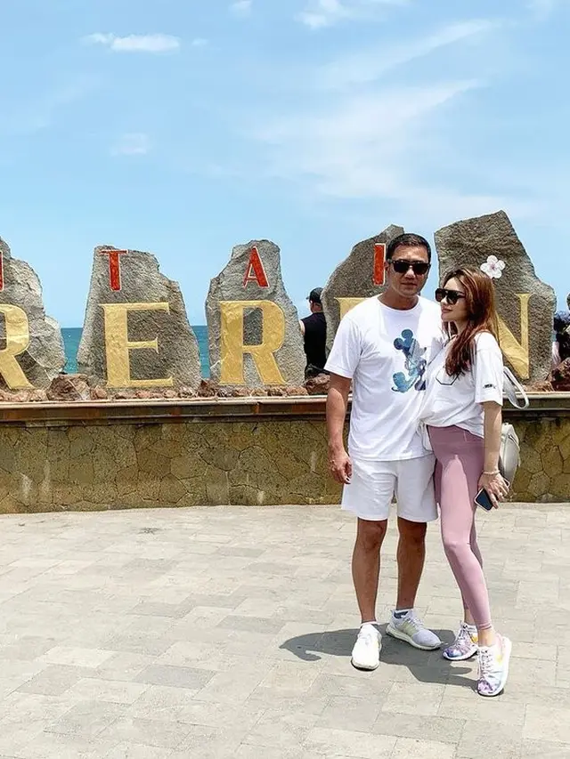 6 Potret Teuku Rafly dan Istri Liburan Berdua di Bali, Mesra Bak ABG Pacaran