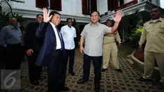 Ketua DPR RI, Setya Novanto (tengah) bersama Ketua Umum Partai Gerindra Prabowo Subianto melambaikan tangan jelang melakukan pertemuan di Jalan Kertanegara, Jakarta, Kamis (1/12). Pertemuan berlangsung tertutup. (Liputan6.com/Helmi Fithriansyah)
