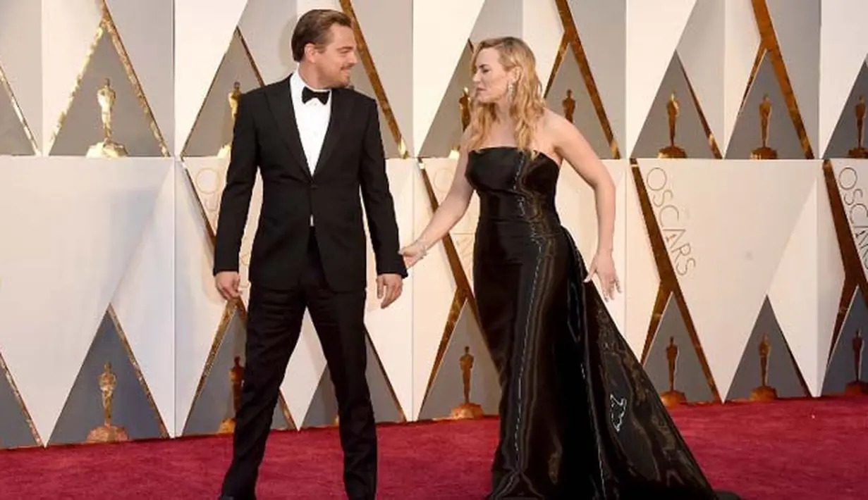 Bukan hal yang aneh jika Leonardo DiCaprio memiliki kedekatan dengan para wanita cantik.  Selain parasnya yang tampan, Leonardo DiCaprio juga jago dalam berakting. Tak heran jika banyak wanita yang mengidolakannya. (AFP/JASON MERRITT)