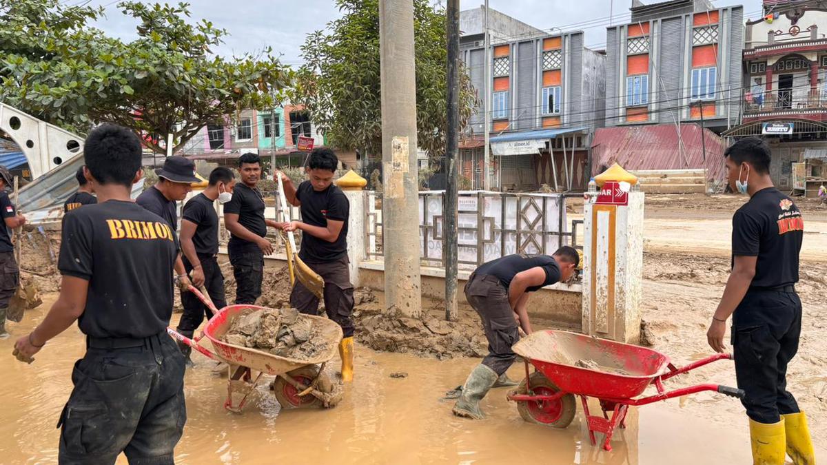 Masjid di Aceh Tamiang Terendam Lumpur, Polisi dan Warga Bergerak Bersihkan