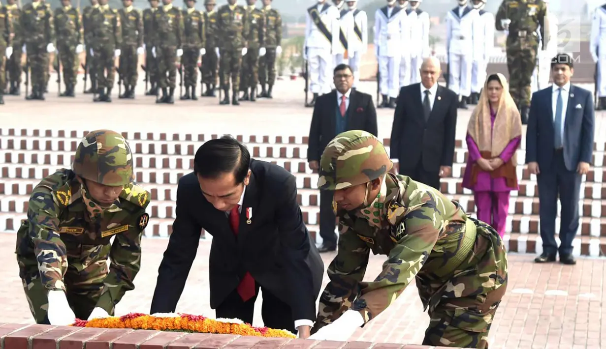 Presiden Joko Widodo didampingi pasukan kehormatan Bangladesh meletakkan karangan bunga saat mengunjungi National Martyrs’ Memorial di Savar, Bangladesh (28/1). (Liputan6.com/Pool/Rusman Biro Pers Setpres)