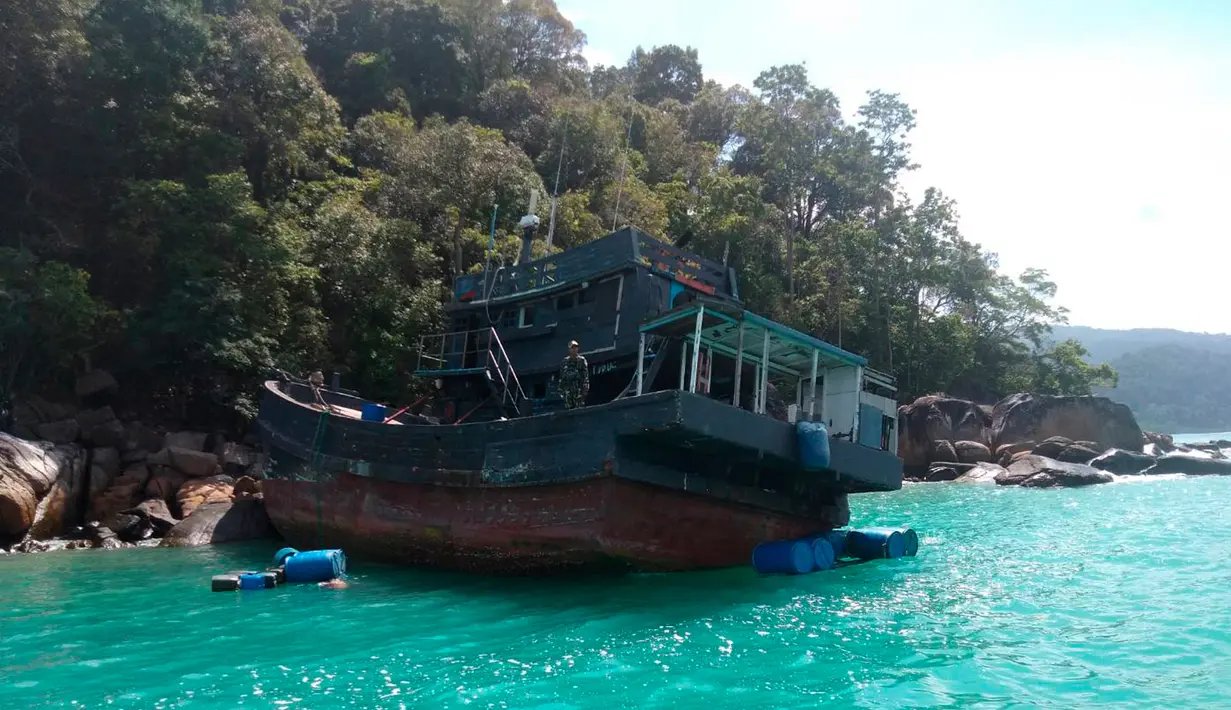 Sebuah perahu yang mengangkut muslim Rohingya ditemukan terdampar di Taman Nasional Laut Tarutao, Pulau Rawi, Thailand Selatan pada 11 Juni 2019. Sebanyak 65 muslim Rohingya ditemukan dalam kapal yang nyaris karam. (Department of National Parks Wildlife and Plant Conservation via AP)