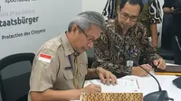 Penyerahan bantuan masker dilakukan oleh Kepala Biro Hukum Organisasi dan Kerja sama BNPB Zahermann Muabezi kepada pejabat Direktorat Perlindungan WNI dan BHI, Kemlu Joedha Nugraha, Jakarta, Rabu (29/1/2020). (Liputan6.com/Winda Nelfira)