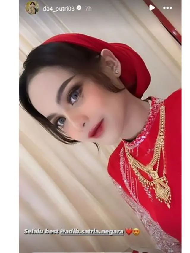 8 Potret Putri Isnari di Pernikahan Kakak Ipar, Memukau Pakai Busana Merah