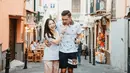 Indra Priawan dan Nikita Willy terlihat mesra ketika mereka jalan-jalan di Sorrento, Italia. "The truth is - i don’t like to share my ice cream," tulis Nikita. (Foto: instagram.com/nikitawillyofficial94)