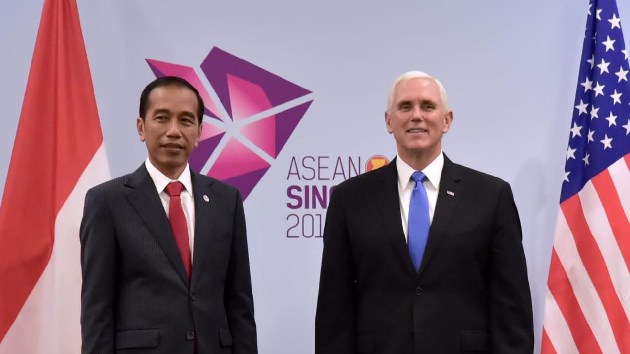 Presiden RI Joko Widodo dan Wakil Presiden AS Mike Pence dalam pertemuan bilateral di sela KTT ke-33 ASEAN di Singapura (14/11) (sumber: Biro Pers Kantor Sekretariat Presiden RI)