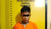 Tersangka pencurian mobil milik ayahnya sendiri di Pekanbaru. (Liputan6.com/Syukur)