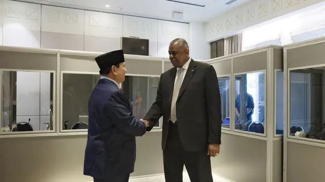 Menteri Pertahanan (Menhan) Prabowo Subianto bertemu Menhan Amerika Serikat Lloyd J. Austin III di Singapura, Jumat (2/6/2023)