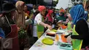 Sejumlah ibu-ibu melihat juru masak membuat jajanan tradisional di Pasar Pondok Labu, Jakarta Selatan (10/09). Acara yang diusung Gulaku untuk melestarikan jajanan tradisional Indonesia. (Liputan6.com/Gempur M Surya). 