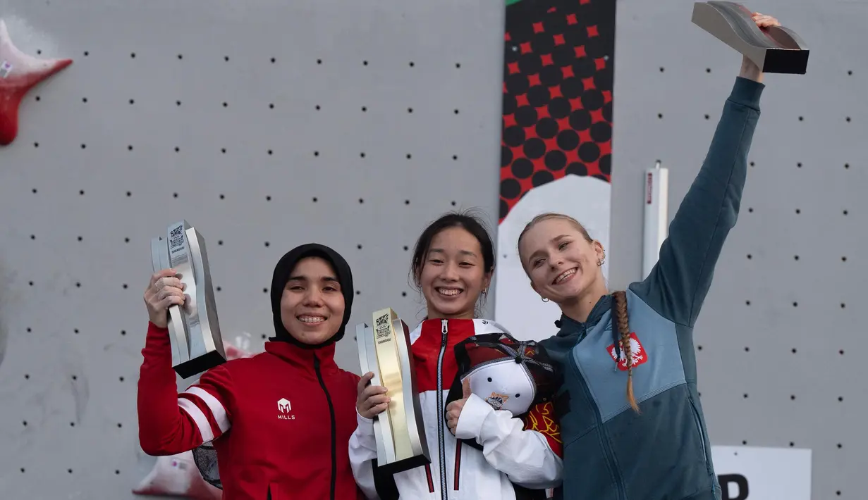 Sementara, di Final Speed Putri Panjat Tebing Seri Kualifikasi Olimpiade 2024, Rajiah Salbillah (kiri) harus puas dengan medali perak. (AP Photo/Ng Han Guan)
