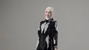 Gamis Noir ini hadir dengan motif mega mendung berwarna putih di atas dasar hitam elegan dan berbahan berbahan offnesel viskos dari Batik by HOP [Dok/instagram/batikbyhop.id]
