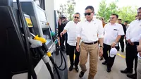 Menteri ESDM, Ignasius Jonan (tengah) meninjau alat pengisian BBM saat meninjau SPBU Vivo di kawasan Cilangkap, Jakarta, Kamis (26/10). SPBU tersebut akan menyalurkan BBM bensin RON 89, 90, dan 92 dengan merk Revvo. (Liputan6.com/Helmi Fithriansyah)