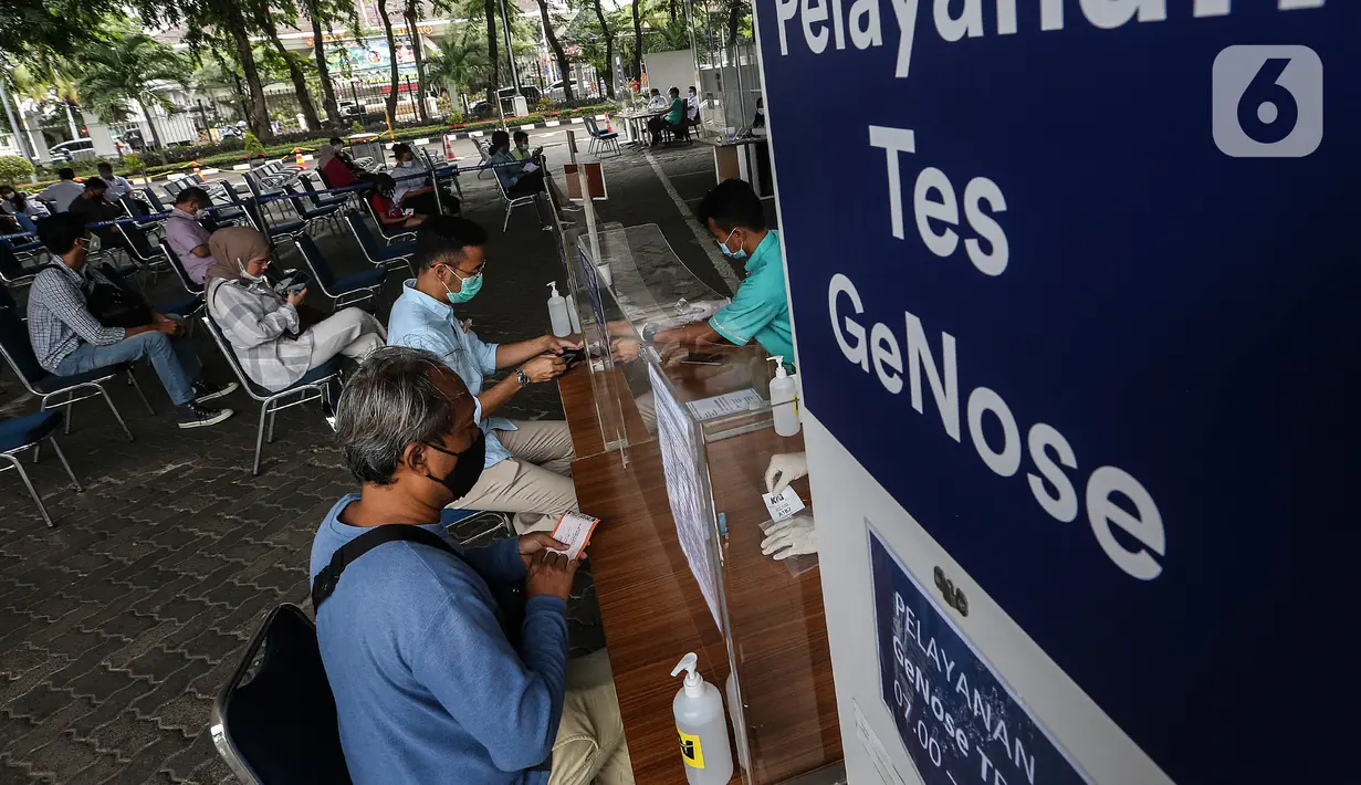 Calon penumpang kereta api mendaftar untuk menjalani tes deteksi COVID-19 dengan metode GeNose C19 di stasiun Gambir, Jakarta, Senin (12/2/2021). Per hari ini, Stasiun Gambir mulai menerapkan layanan pemeriksaan GeNose C19 untuk penumpang yang hendak berpergian keluar kota (Liputan6.com/Johan Tallo)