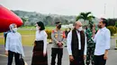 <p>Presiden Joko Widodo dan Ibu Iriana Joko Widodo berbincang dengan Gubernur NTT Viktor Laiskodat beserta istri saat tiba di Bandar Udara Haji Hasan Aroeboesman, Kabupaten Ende, Provinsi Nusa Tenggara Timur (NTT), Selasa (31/5/2022). (Foto: Laily Rachev - Biro Pers Sekretariat Presiden)</p>