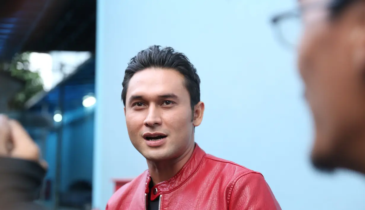 Umi Pipik baru saja mendirikan bisnis kulinernya, Indra pun mengirimkan sebuah karangan bunga yang bertuliskan ‘calon suami’. Hal ini tentu saja mengundang opini publik, mengetahui itu Indra pun akhirnya buka suara. (Nurwahyunan/Bintang.com)