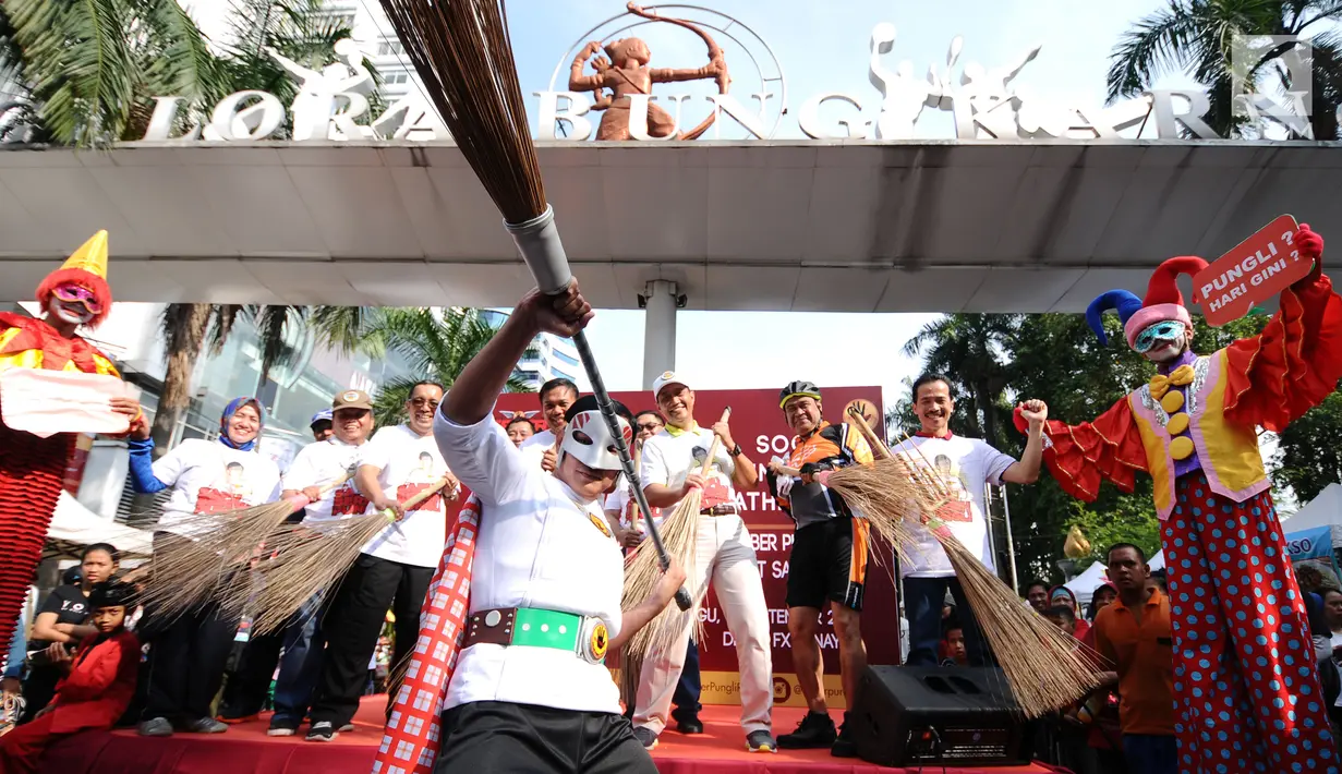 Maskot Satgas Saber Pungli (Saberman tengah) beraksi saat peluncuran dan social community gathering di Jakarta, Minggu (17/9). Kemenko Polhukam meluncurkan maskot dan melakukan sosialisasi satgas saber pungli di area CFD. (Liputan6.com/Helmi Fithriansyah)