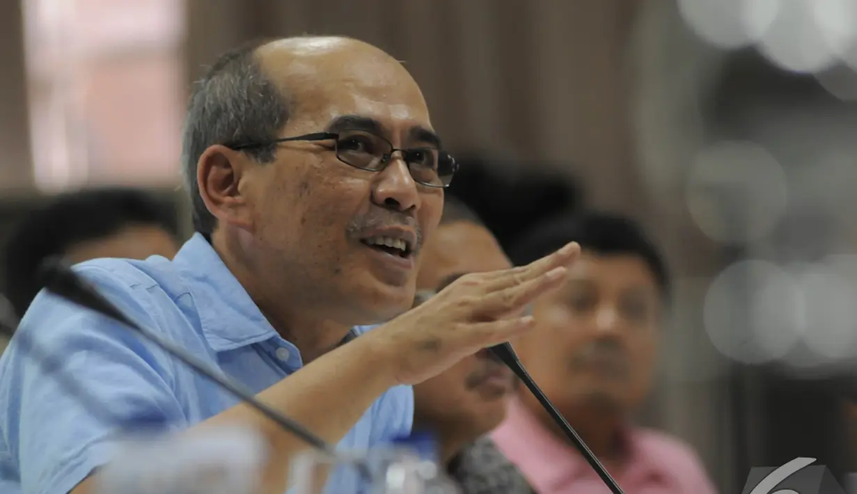 Faisal Basri mempresentasikan rekomendasinya untuk menghentikan impor BBM jenis Ron 88 atau premium saat konferensi pers di Kantor Kementerian ESDM, Jakarta, Minggu (21/12/2014). (Liputan6.com/herman Zakharia)