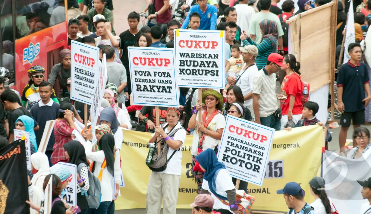 Aktivis Perempuan Indonesia Antikorupsi menggelar aksi damai menolak korupsi di Bundaran HI, Jakarta, Minggu (8/3/2015). Mereka juga meminta Presiden Jokowi tegas dalam memberantas korupsi di Indonesia. (Liputan6.com/Yoppy Renato)