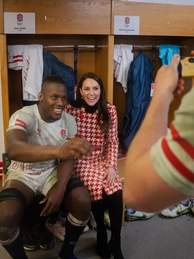 Kate Middleton Duplikasi Penampilan Putri Diana di Tahun 1990, Terlihat Cocok?