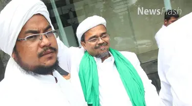 Publik dikejutkan dengan beredarnya chat mesum yang menyeret nama Rizieq Shihab dan Firza Husein. Polisi pun telah mengetahui identitas penyebar chat yang menyudutkan tokoh FPI itu