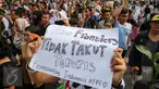 Sejumlah warga bersama organisasi masyarakat menggelar aksi solidaritas di Sarinah, Jakarta, Jumat (14/1/2016). Aksi '#KAMITIDAKTAKUT' menyerukan persatuan diantara masyarakat Indonesia untuk tidak takut aksi terorisme. (Liputan6.com/Faizal Fanani)