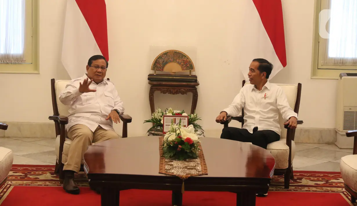 Presiden Joko Widodo berbincang dengan Ketua Umum Partai Gerindra Prabowo Subianto di Istana Merdeka, Jakarta, Jumat (11/10/2019). Dalam pertemuan tersebut mereka membahas permasalahan bangsa dan koalisi. (Liputan6.com/Angga Yuniar)