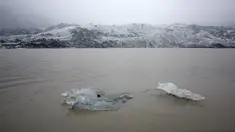 Foto yang diambil 16 Oktober 2015 menunjukkan bongkahan es terapung di perairan Gletser Solheimajokull, Islandia. Pemanasan global menyebabkan gletser Solheimajokull mencair hingga 1 km sejak pengukuran tahunan pada 1931. (AFP PHOTO/POOL/Thibault Camus)