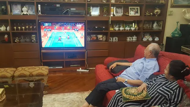 PM Malaysia Najib Razak dan istri menyaksikan babak final pertandingan bulu tangkis ganda campuran