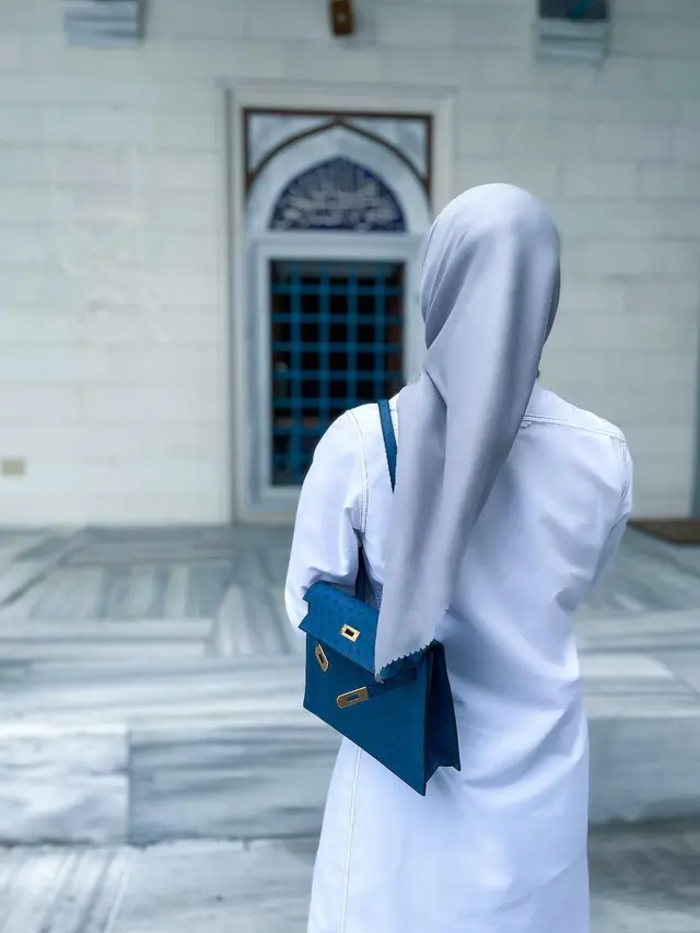 Potret Syahrini di Masjid Camii Tokyo