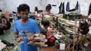 Perajin alas kaki menyelesaikan pembuatan sandal di kawasan Bojongsari, Depok, Jawa Barat, Selasa (22/2/2022). Sandal-sandal tersebut dijual ke Jakarta serta kota-kota di Pulau Sulawesi dan Pulau Bali. (merdeka.com/Arie Basuki)
