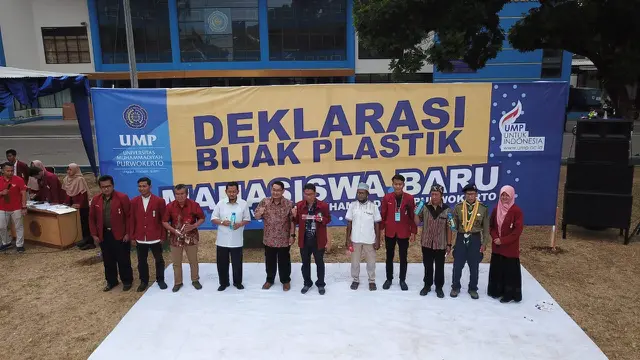 Deklarasi gerakan bijak plastik oleh 3.000 mahasiswa Universitas Muhammadiyah Purwokerto dan komunitas UMP, Sabtu pagi. (Foto: Liputan6.com/UMP/Muhamad Ridlo)